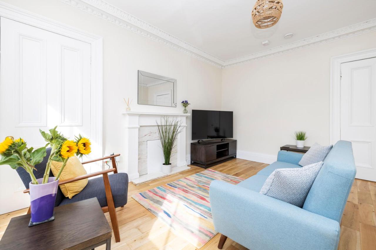 2 Bedroom Apartment On Peebles High Street Esterno foto