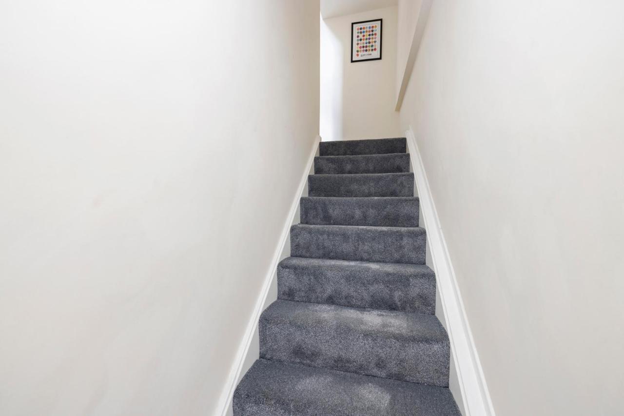 2 Bedroom Apartment On Peebles High Street Esterno foto